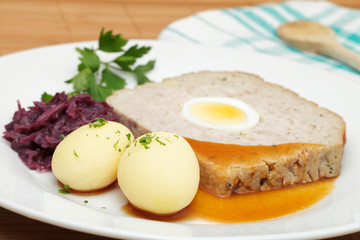 Hackbraten,Salzkartoffeln,Rotkohl
