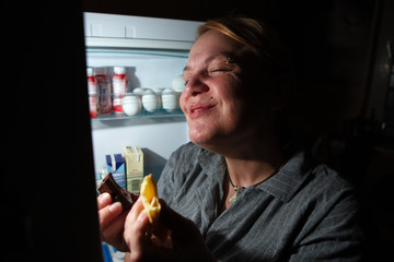 Frau heimlich am Kühlschrank