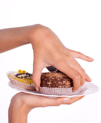 mains et gâteaux appétissants