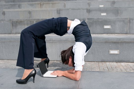 Flexible business - woman with laptob