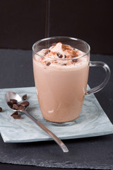 Glas mit Eisschokolade