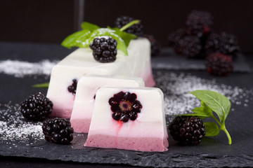 Terrine mit Beeren