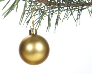 boule de noel doré suspendue sur fond blanc