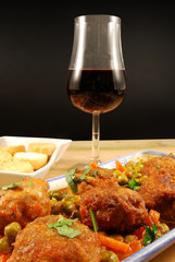 Polpette al sugo con piselli, crostini e vino rosso