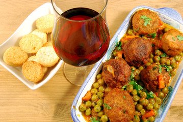 Crostini con polpette al sugo con piselli e vino rosso