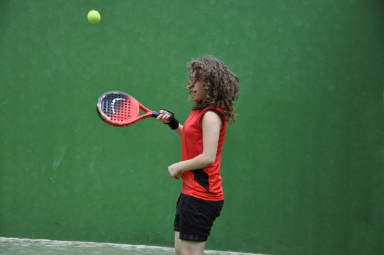 Ni&ntilde;a jugando a padel.