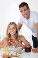 Obraz na płótnie Canvas Father and daughter having breakfast