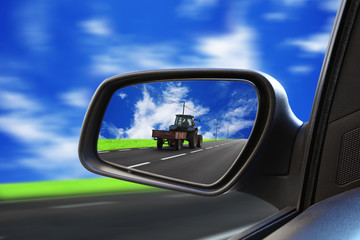 trattore riflesso nello specchio retrovisore