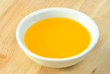 Mexikanisches Paprikaöl in einer Schale