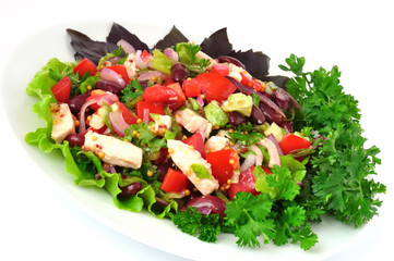 Salad with beans, tomatoes and chicken