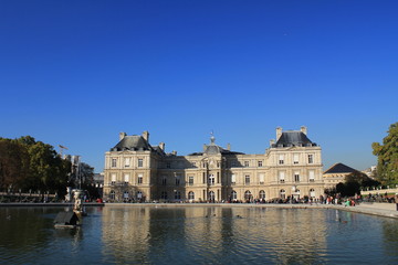Obraz premium Le Sénat au Jardin du Luxembourg