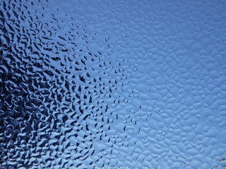 Wassertropfen auf einer Autoscheibe