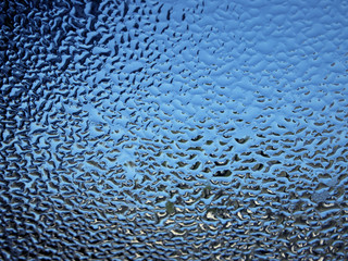 Wassertropfen auf einer Autoscheibe