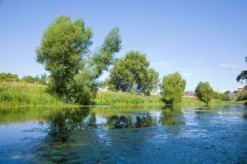 Fototapeta na wymiar Kamenka rzeki poprzez Suzdal