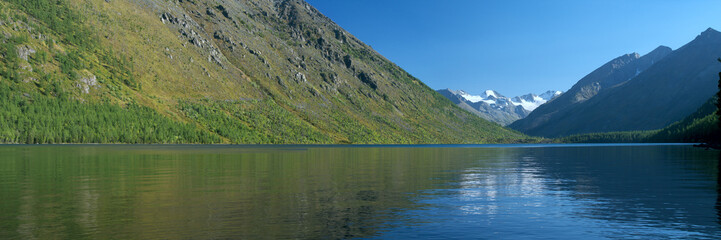 Obraz premium Panoramic view of mountain lake