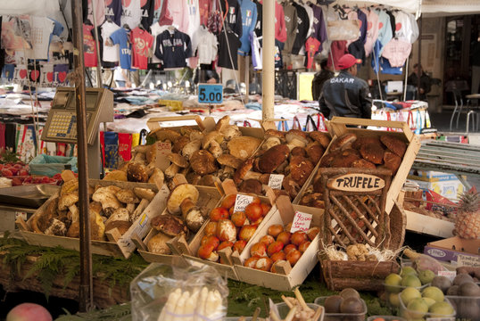 Funghi al mercato di Campo dei Fiori a Roma