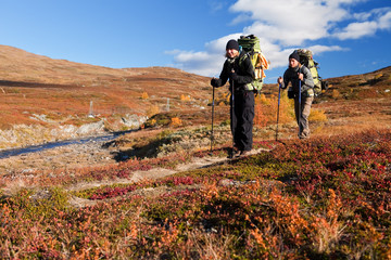 Fototapeta na wymiar Młoda para na wycieczkę Trekking w Laponii