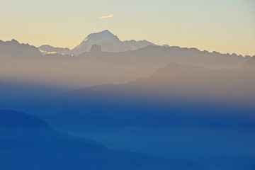 Fototapeta na wymiar Pierwszy promień słońca w Alpach