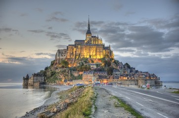 Mont-Saint-Michel de nuit en HDR - obrazy, fototapety, plakaty