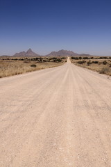 Fototapeta na wymiar Samotna droga Damaraland w Namibii