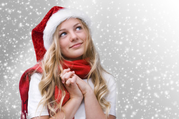 Mädchen mit Nikolausmütze vor Grauem Hintergrund