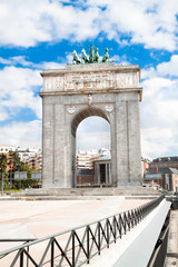 Fototapeta na wymiar Gate Gate Moncloa, Madryt, Hiszpania