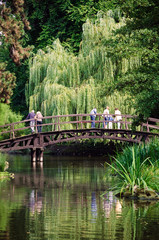 Ludzie na mostku drewnianym © Grzegorz Polak