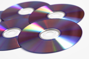 CD, DVD vor wei&szlig;em Hintergrund freigestellt