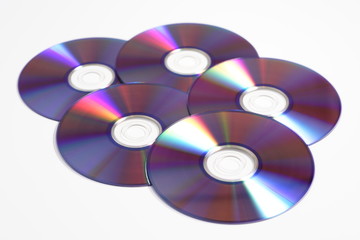 CD, DVD vor wei&szlig;em Hintergrund freigestellt