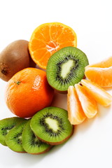 Naklejka na ściany i meble Mandarynka i Kiwi - mix owoców mandarynki i kiwi