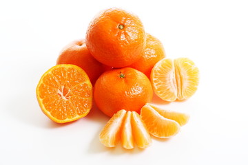 Mandarinen mit Hälfte und Stückchen