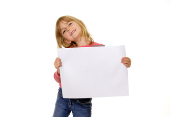 Fototapeta premium Kleines Mädchen hält ein weißes Blatt Papier