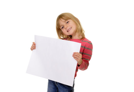 Kleines Mädchen hält ein weißes Blatt Papier