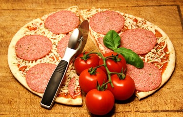 Salamipizza auf Holzbrett