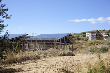 Fototapeta na wymiar Impianto fotovoltaico in una casa in costruzione