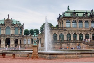 Fototapeta na wymiar fontaine du Zwinger à Dresde