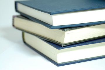 Bücherstapel von der Seite