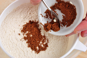 Mehl und Aromazutaten werden gesiebt