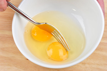 zwei aufgeschlagene Eier in einer Schale