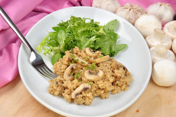 Risotto Reis mit Champignons und Salat