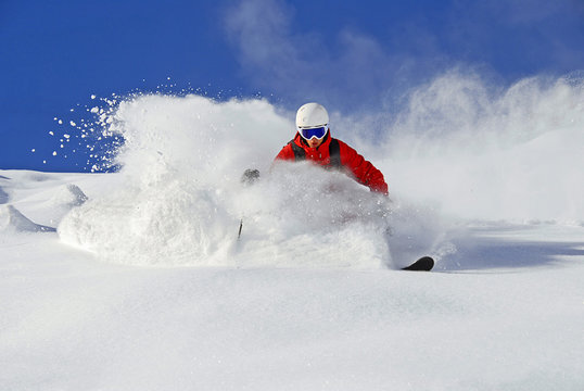 Skifahrer im Tiefschnee