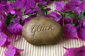 Stein mit der Inschrift Glück