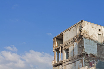 Obraz premium Hausabriss mit blauem Himmel