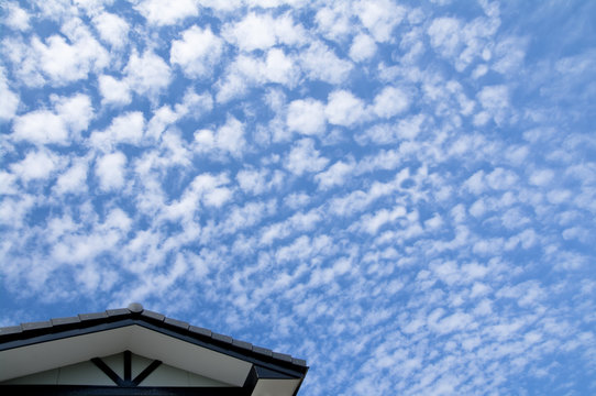 屋根と青空