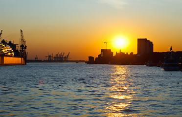 Obraz premium Sunset in port of Hamburg, Germany
