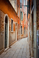 Wąska ulica w Wenecji - 26989953