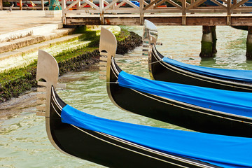 Fototapeta na wymiar Tradycyjne gondole w Wenecji