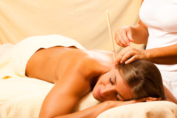 Frau bei Wellness und Ohrenkerze