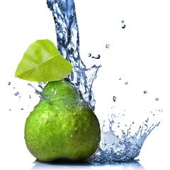 Foto auf Acrylglas grüne Birne mit Blatt und Spritzwasser isoliert auf weiß © artjazz