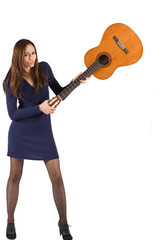 Ragazza che rompe una chitarra